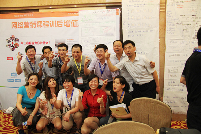 課程現(xiàn)場為紅衣天使慶生